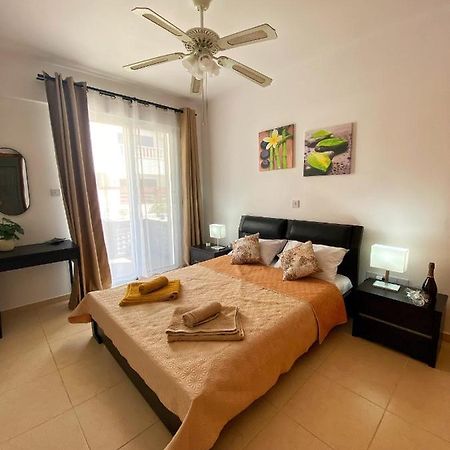 Cozy Poolside Apartment Paphos Bagian luar foto