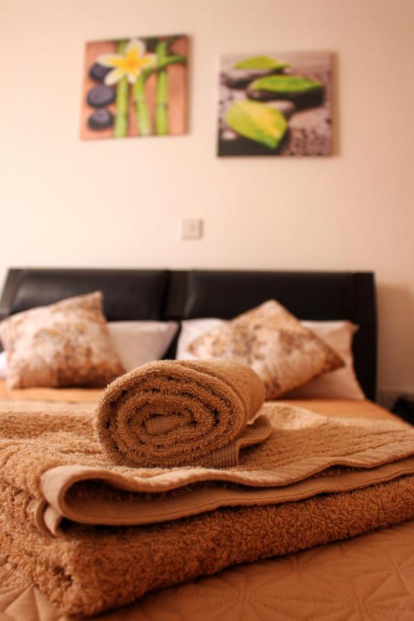 Cozy Poolside Apartment Paphos Bagian luar foto