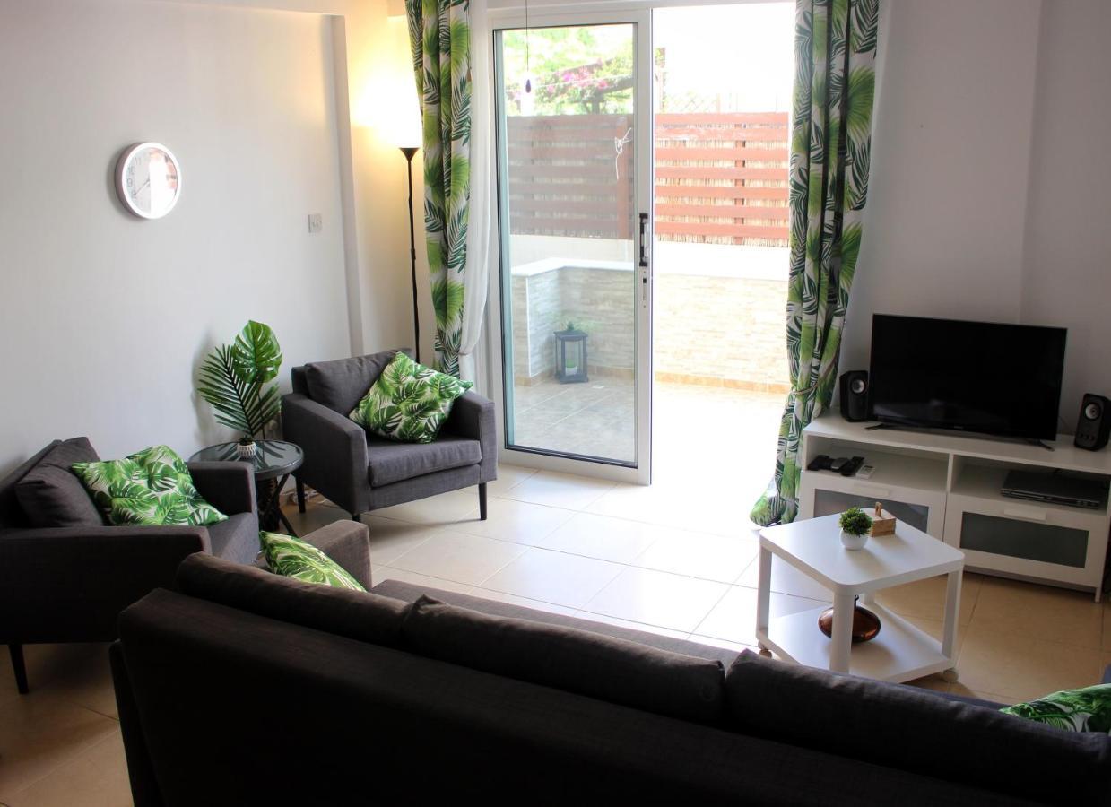 Cozy Poolside Apartment Paphos Bagian luar foto