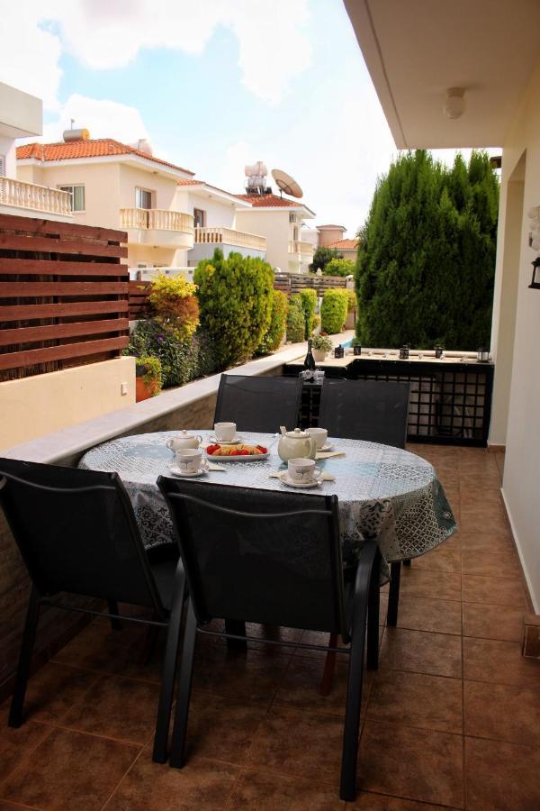Cozy Poolside Apartment Paphos Bagian luar foto