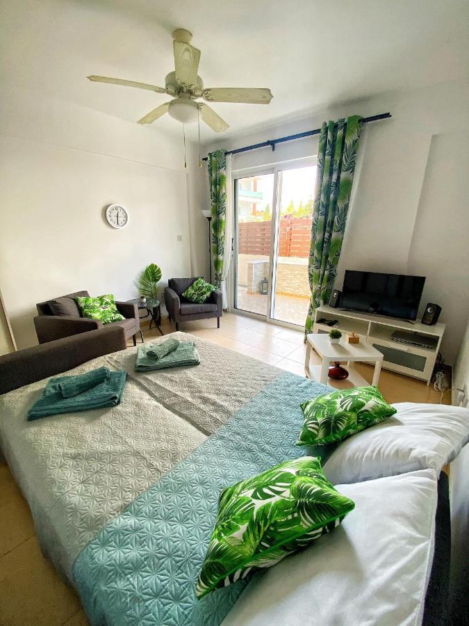 Cozy Poolside Apartment Paphos Bagian luar foto