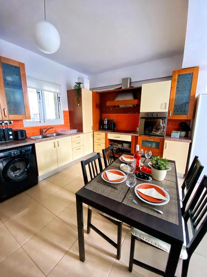 Cozy Poolside Apartment Paphos Bagian luar foto