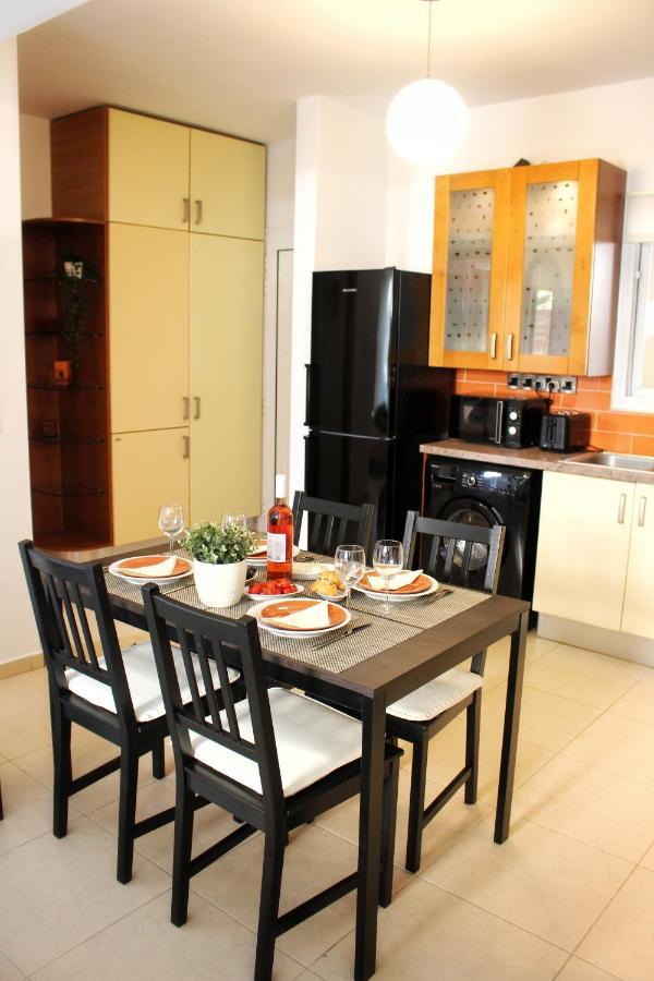 Cozy Poolside Apartment Paphos Bagian luar foto