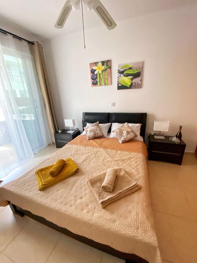 Cozy Poolside Apartment Paphos Bagian luar foto